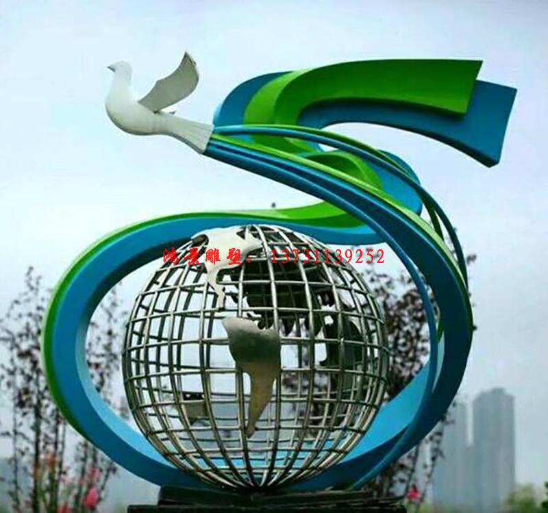 不锈钢地球雕塑上面盘旋和平鸽